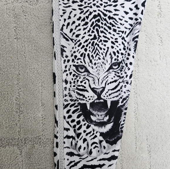 🐆Betsey Johnson Medium Leopard Face Black and White Athleisure Legging - Picture 2 of 6